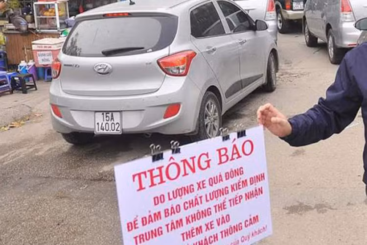 Thậm chí, do lượng xe “quá tải”, cơ quan đăng kiểm buộc phải thông báo “Trung tâm không thể tiếp nhận thêm xe vào”.