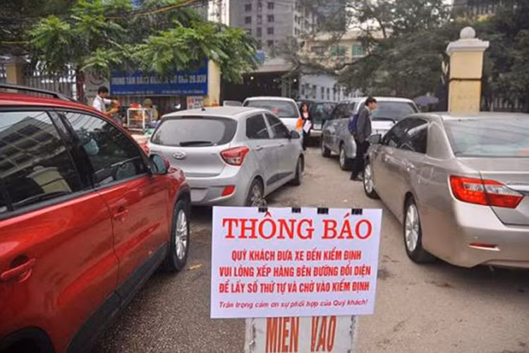 Trước tình trạng đó, trung tâm đăng kiểm phải dùng đến biện pháp dựng bảng thông báo, chỉ dẫn các phương tiện xếp hàng bên đường đối diện để lấy số thứ tự và chờ vào kiểm định.