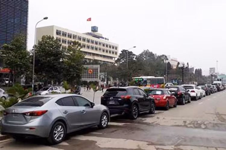 Cận tết, các Trung tâm Đăng kiểm xe cơ giới trên địa bàn TP Hà Nội luôn trong tình trạng “quá tải” do người dân đổ xô đi đăng kiểm ôtô. Có tới hàng trăm xe xếp hàng dài chờ đến lượt làm thủ tục đăng kiểm tại trung tâm đăng kiểm 2903V, cạnh trường Đại học Giao thông vận tải.