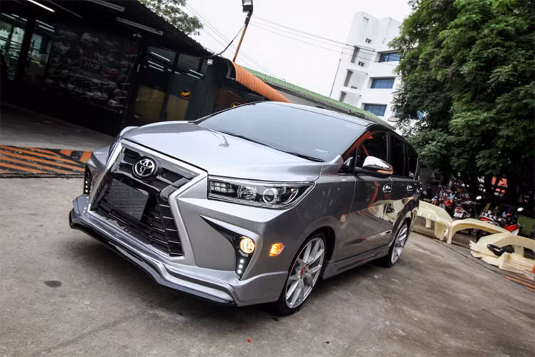 Độ xe Toyota phong cách Lexus đang trở thành trào lưu tại Việt Nam với nhiều mẫu xe thường thấy như Camry, Vios hay Fortuner... Tuy nhiên, một chiếc xe gia đình MPV như Toyota Innova độ Lexus lại rất hiếm gặp. Một người chơi xe tại Hà Nội đã độ chiếc Toyota Innova mới của mình theo phong cách Lexus, khiến nó trông "sang chảnh" lên rất nhiều.