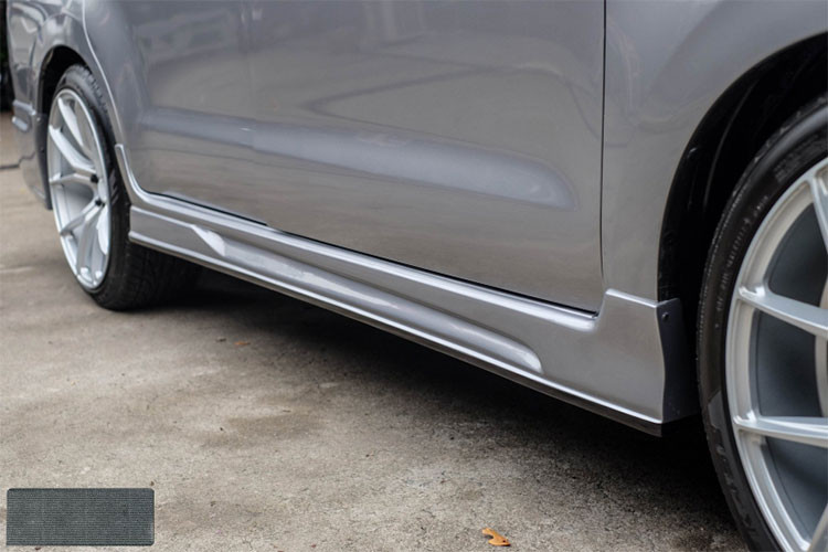 Ở hai bên thân xe của chiếc xe Toyota Innova độ này chỉ có thêm bộ nẹp thân nằm giữa 2 hốc bánh. Ngoài ra, mâm xe cũng được làm mới với thiết kế đa chấu cánh xoắn cùng ốp mâm đẹp mắt hơn so với nguyên bản.