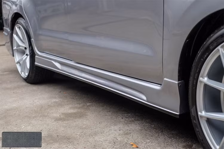 Ở hai bên thân xe của chiếc xe Toyota Innova độ này chỉ có thêm bộ nẹp thân nằm giữa 2 hốc bánh. Ngoài ra, mâm xe cũng được làm mới với thiết kế đa chấu cánh xoắn cùng ốp mâm đẹp mắt hơn so với nguyên bản.