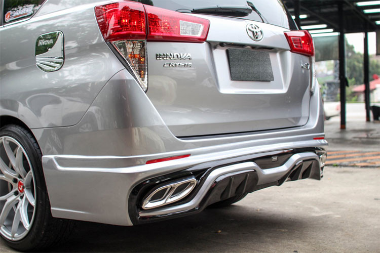 Ngoài việc độ lại phần ngoại thất xe sao cho giống với phong cách thiết kế của dòng xe sang Lexus, bên trong nội thất cũng như chi tiết máy của mẫu xe MPV Toyota Innova này không thay đổi so với nguyên bản.