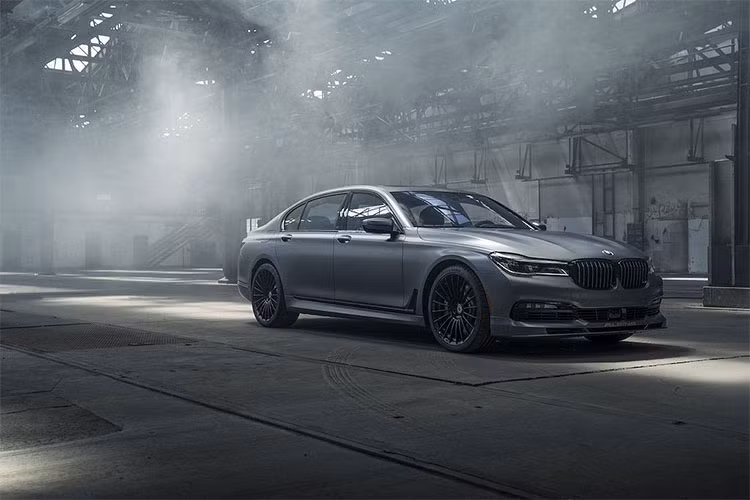Tại thị trường Canada, BMW Alpina B7 Exclusive Edition sẽ bắt đầu được bán vào tháng 7 này. Mức giá của xe không được công bố, tuy nhiên một chiếc Alpina B7 2018 bản thường đã có giá 158.000 USD.