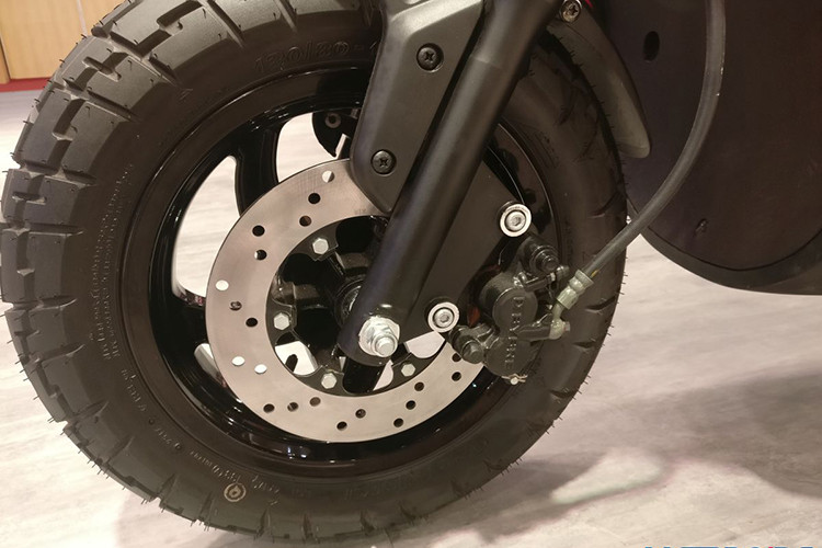 Xe sở hữu cặp bánh mâm hợp kim 12inch đi kèm lốp off-road rộng hơn đi kèm phanh đĩa trước. Hệ thống giảm xóc gồm phuộc nhún ống lồng lò xo trụ ở bánh trước và giảm xóc đơn cho bánh sau. Dung tích bình nhiên liệu là 6,5 lít, cốp xe thiết kế khá rộng và thêm nhiều tiện ích. 