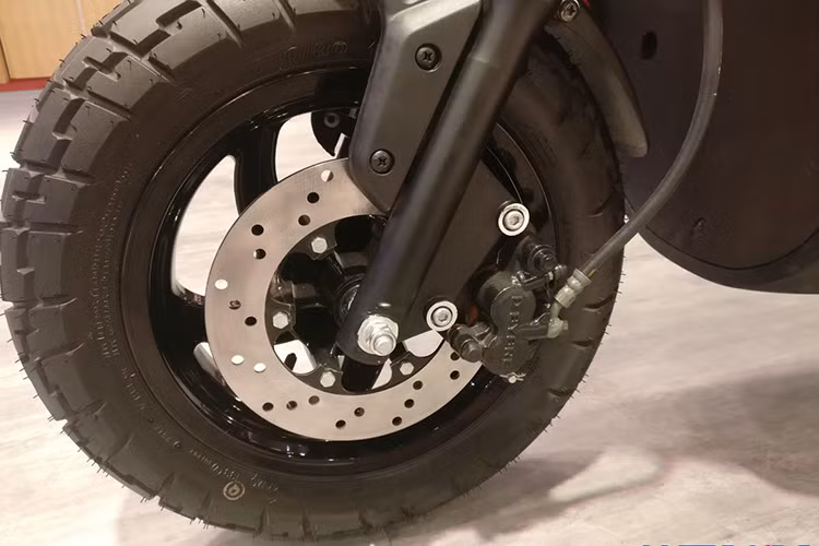 Xe sở hữu cặp bánh mâm hợp kim 12inch đi kèm lốp off-road rộng hơn đi kèm phanh đĩa trước. Hệ thống giảm xóc gồm phuộc nhún ống lồng lò xo trụ ở bánh trước và giảm xóc đơn cho bánh sau. Dung tích bình nhiên liệu là 6,5 lít, cốp xe thiết kế khá rộng và thêm nhiều tiện ích. 