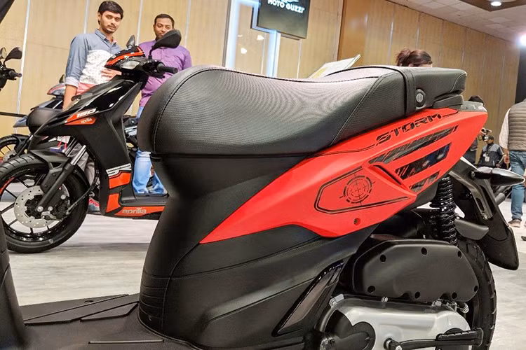 Aprilia Storm 125 được trang bị khối động cơ 124,49 phân khối, xy-lanh đơn, cung cấp công suất tối đa đa 9,51 mã lực tại tua máy 7.250 vòng/phút và mô-men xoắn cực đại 9,9Nm/6.250 vòng/phút. Đây được xem là một chiếc xe tay ga cỡ nhỏ khá mạnh mẽ trong phân khúc.