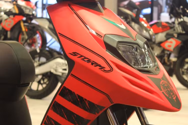 Mẫu xe ga Aprilia Storm 125 mới sẽ dùng chung kết cấu khung sườn với "người anh em" SR125 trước đây nhưng sở hữu kiểu dáng hấp dẫn hơn. Thân xe có các họa tiết sơn sáng màu phía dưới lớp sơn mờ đẹp mắt.