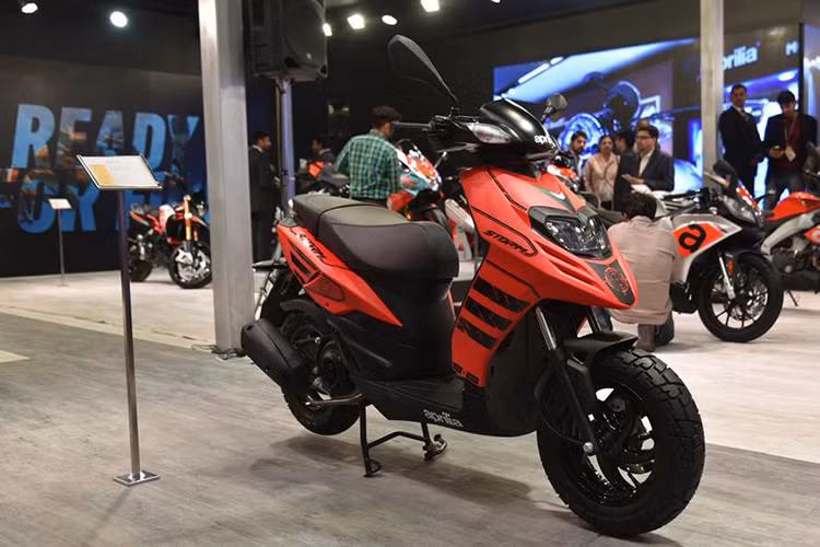 Piaggio Ấn Độ đã xác nhận rằng chiếc xe ga Aprilia SR mới sẽ được ra mắt chính thức vào quý 2 năm nay. Sự chậm trễ trong việc ra mắt đang được quy là do Ấn Độ đã cho ra một loạt các tiêu chuẩn an toàn trên các phương tiện giao thông ở nước này có hiệu lực từ 1/4/2019.