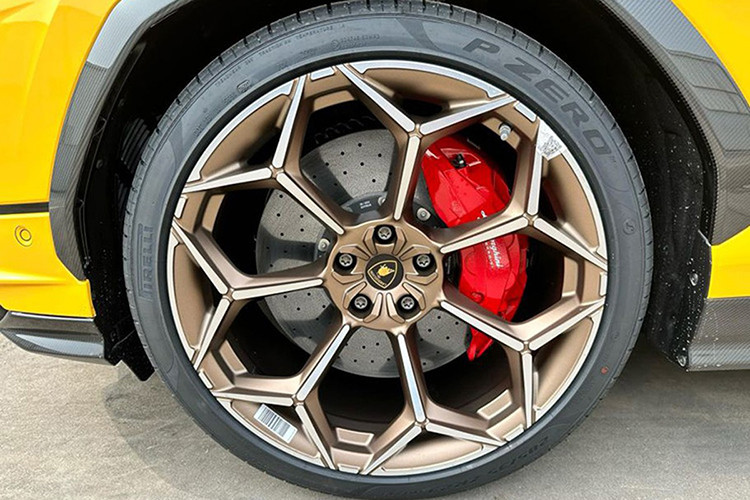 Phía sau xe sở hữu bộ cánh gió lấy cảm hứng từ Aventador SVJ, đi cùng với đó là cánh gió phụ thiết kế thanh mảnh được đặt dọc theo mép cốp xe. Cản sau cũng mang một số thay đổi khi sở hữu những đường khuếch tán gió đặt giữa hai bộ ống xả đôi chất liệu titanium. Bên cạnh đó, xe được trang bị bộ mâm hợp kim đa chấu 2 tông màu, kích thước 23 inch.