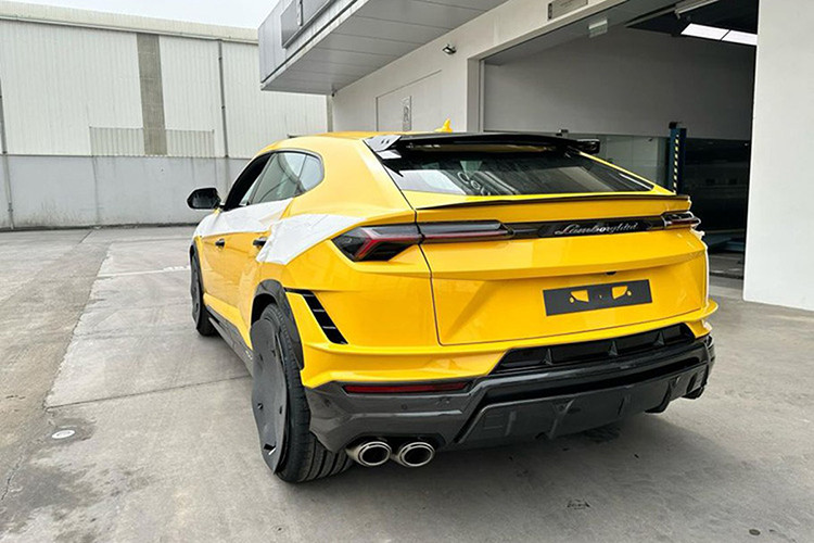 Siêu SUV Lamborghini Urus Performante của Đoàn Di Băng có những đường cắt sâu từ mui xuống cản trước, nắp ca-po, bao gồm những khe gió bổ trợ được làm từ sợi carbon cùng màu với ngoại thất hoặc tùy chọn bề mặt sợi carbon lộ thiên. Tùy chọn mui xe bằng sợi carbon được lấy cảm hứng từ những “người tiền nhiệm” như Huracan Performante và Super Trofeo.