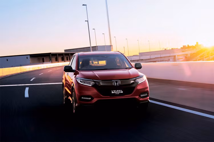 Về truyền động, Honda Vezel phiên bản 2018 sẽ có hai bản khác nhau: đầu tiên là bản sử dụng khối động cơ xăng 1.5 lít i-VTEC công suất 129 mã lực và phiên bản hybrid cho công suất 130 mã lực. Cả hai phiên bản đều được trang bị hệ dẫn động bốn bánh và hộp số 7 cấp.