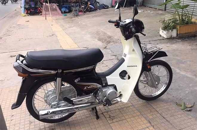 Dòng Honda Super Dream 2013 là model được nhiều người sử dụng yêu thích bởi hình dáng cũ, giống Dream II Thái Lan huyền thoại. Thế hệ kế tiếp của dòng xe này mới đây không được người dùng đánh giá cao về thiết kế, đặc biệt những phiên bản cũ đã không còn được Honda Việt nam sản xuất - do vậy, xe những mẫu xe cũ trở thành hàng hiếm.