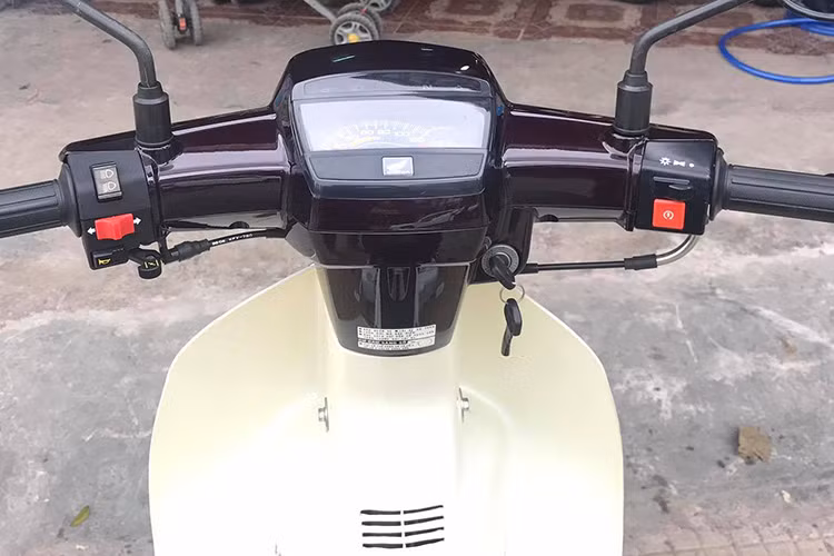 Các nút bấm chức năng như nút khởi động, công tắc đèn, xi-nhan, còi, đề vẫn còn nguyên bản không trầy xước do không được sử dụng nhiều. Hệ thống đồng hồ công tơ mét vẫn sáng bóng, ổ khóa với một chìa dự phòng vẫn nguyên bản như lúc mới mua.