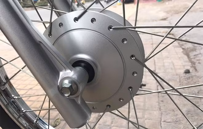 Chiếc xe còn mới đến 99% khi các chi tiết vẫn giữ được sự nguyên bản. Bộ vành nan hoa, phuộc và may-ơ trước sáng bóng. Giảm xóc trước kiểu lò xo trụ, sau dạng giảm chấn thủy lực. Xe vẫn dùng bộ lốp có kích thước như các dòng Honda Dream cũ.