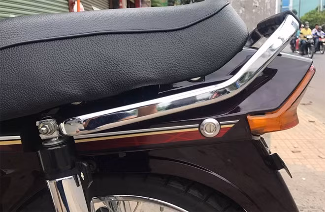 Yên xe, ổ khóa mở yên và tay dắt phía sau chưa hề thay đổi. Dàn tem lửa mang phong cách thể thao thời điểm đó vẫn còn nguyên bản, chưa trầy xước. Tay xách của xe vẫn còn nguyên lớp lót cao xu.