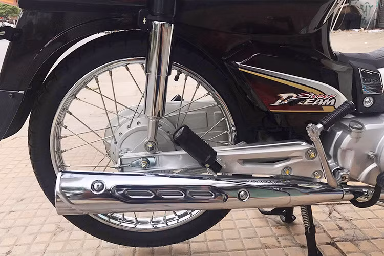 Trên phiên bản này, hệ thống ống xả của xe cũng đã được Honda Việt Nam lắp thêm ốp chống nóng cho xe, khác với các đời trước đây.