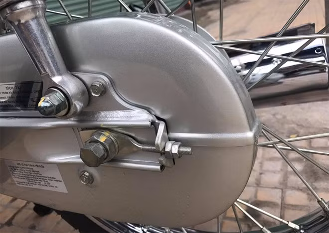 Bộ ốp xích tải và các con ốc giữ phuộc sau, trục bánh sau mới mẻ. Bên cạnh đó, phiên bản này cũng đã có một số thay đổ ở thiết kế thân xe và đầu đèn với những đường nét bo tròn dài khác biệt hơn một chút so với những dòng xe Super Dream trước đây.