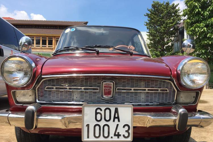 Theo ông Đoàn Ngọc Hải cho biết, cuối tháng 9 này, ông sẽ có chuyến đi ra Thừa Thiên - Huế để tìm đất, khảo sát mặt bằng trước khi tiến hành mua đất, xây nhà cho bệnh nhân nghèo và thân nhân đi chăm bệnh. Hôm qua, 21/9 ông đã bàn giao chiếc xe cổ Daihatsu 1000 cho chủ nhân mới và cũng là lúc ông vừa hoàn thành buổi tập chạy marathon hơn 20 km trở về (Ảnh: Thanh niên).