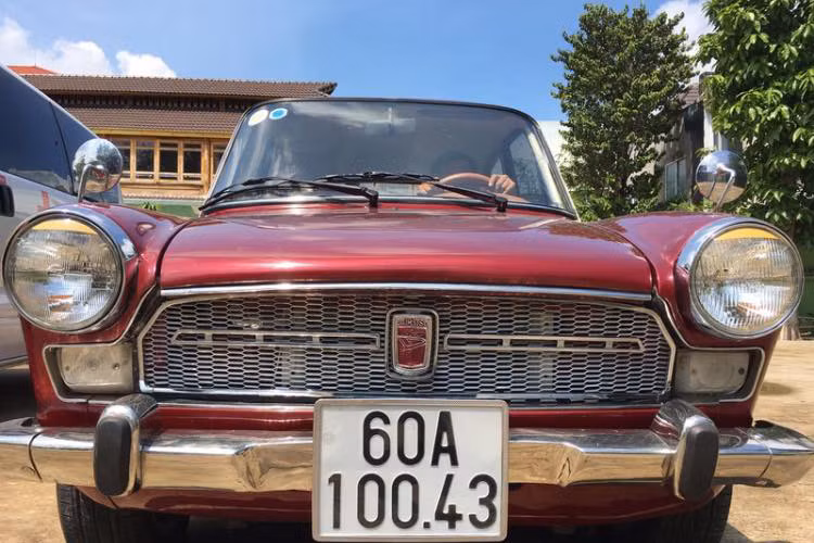 Theo ông Đoàn Ngọc Hải cho biết, cuối tháng 9 này, ông sẽ có chuyến đi ra Thừa Thiên - Huế để tìm đất, khảo sát mặt bằng trước khi tiến hành mua đất, xây nhà cho bệnh nhân nghèo và thân nhân đi chăm bệnh. Hôm qua, 21/9 ông đã bàn giao chiếc xe cổ Daihatsu 1000 cho chủ nhân mới và cũng là lúc ông vừa hoàn thành buổi tập chạy marathon hơn 20 km trở về (Ảnh: Thanh niên).