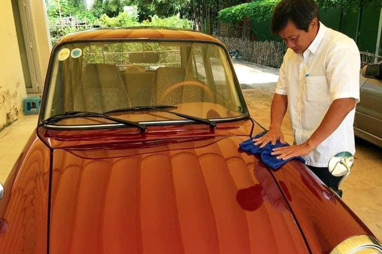 Trước đó, khi chia sẻ với phóng viên báo Thanh Niên, ông Hải tiết lộ chiếc xe cổ Daihatsu Compagno Berlina 1000 được sản xuất tại Nhật Bản và nhập về Sài Gòn vào những năm giữa thập niên '60. Xe có giấy tờ, đăng kiểm đầy đủ và chiếc xe này vẫn thi thoảng được ông dùng đi lại khi có công việc (Ảnh: Thanh niên).