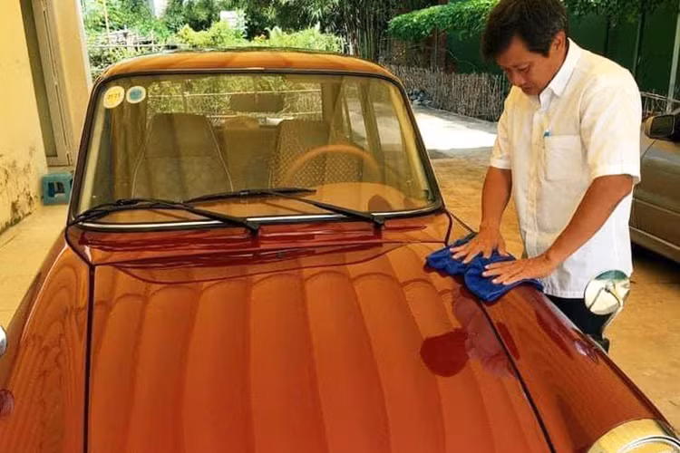 Trước đó, khi chia sẻ với phóng viên báo Thanh Niên, ông Hải tiết lộ chiếc xe cổ Daihatsu Compagno Berlina 1000 được sản xuất tại Nhật Bản và nhập về Sài Gòn vào những năm giữa thập niên '60. Xe có giấy tờ, đăng kiểm đầy đủ và chiếc xe này vẫn thi thoảng được ông dùng đi lại khi có công việc (Ảnh: Thanh niên).