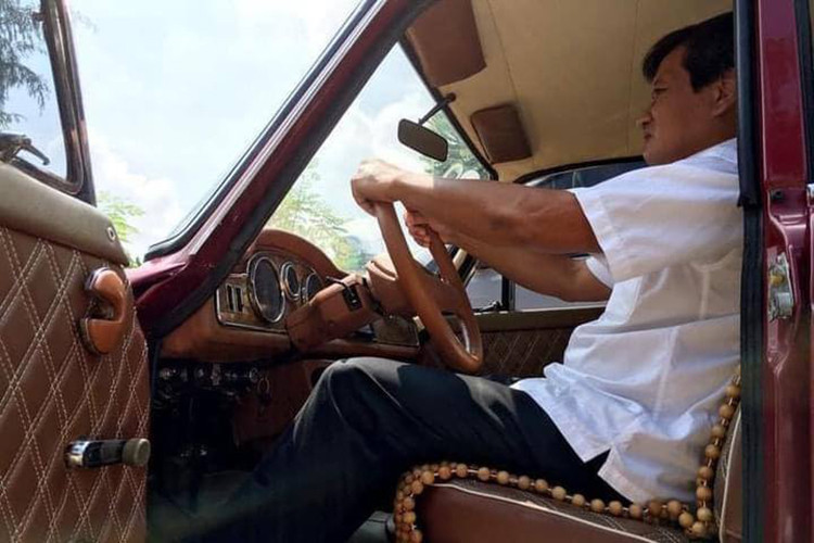 Theo thông số từ nhà sản xuất, Daihatsu Compagno Berlina 1000 sở hữu kích thước DxRxC lần lượt là 3.800 x 1.425 x 1.430 mm cùng chiều dài cơ sở 2.280 mm. Bên trong xe là nội thất được bọc da, ghế chỉnh cơ cùng với vô-lăng 2 chấu đặc trưng của nhiều mẫu xe cổ thời bấy giờ. Khu vực trung tâm của xe được độ thêm màn hình giải trí cùng với hai màn hình ở lưng ghế trước để phục vụ cho hành khách ngồi phía sau (Ảnh: Thanh niên).