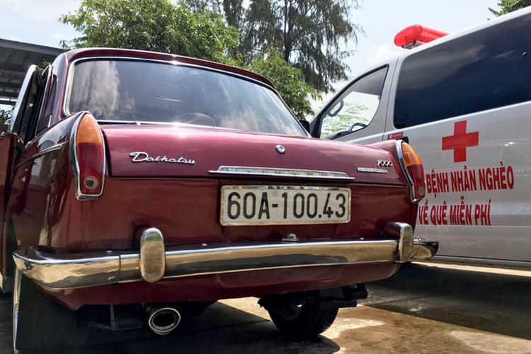 Về mặt sức mạnh, Daihatsu Compagno Berlina 1000 được trang bị động cơ xăng FE 4 xi-lanh, dung tích 958 cc đặt phía trước đầu xe và sử dụng hệ dẫn động cầu sau. Đi kèm với đó là hộp số sàn 5 cấp cùng với khả năng sản sinh công suất tối đa khoảng 64 mã lực (Ảnh: Thanh niên).