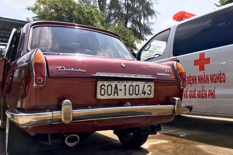 Về mặt sức mạnh, Daihatsu Compagno Berlina 1000 được trang bị động cơ xăng FE 4 xi-lanh, dung tích 958 cc đặt phía trước đầu xe và sử dụng hệ dẫn động cầu sau. Đi kèm với đó là hộp số sàn 5 cấp cùng với khả năng sản sinh công suất tối đa khoảng 64 mã lực (Ảnh: Thanh niên).