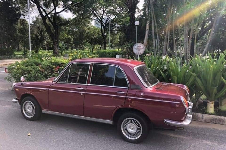 Qua tìm hiểu, được biết chiếc Daihatsu Compagno Berlina 1000 hàng hiếm này là mẫu xe dân dụng tầm trung đã ra mắt lần đầu tại Triển lãm ô tô Quốc tế Tokyo năm 1961, trước khi lên dây chuyển sản xuất tại Nhật Bản trong giai đoạn từ năm 1963–1970.