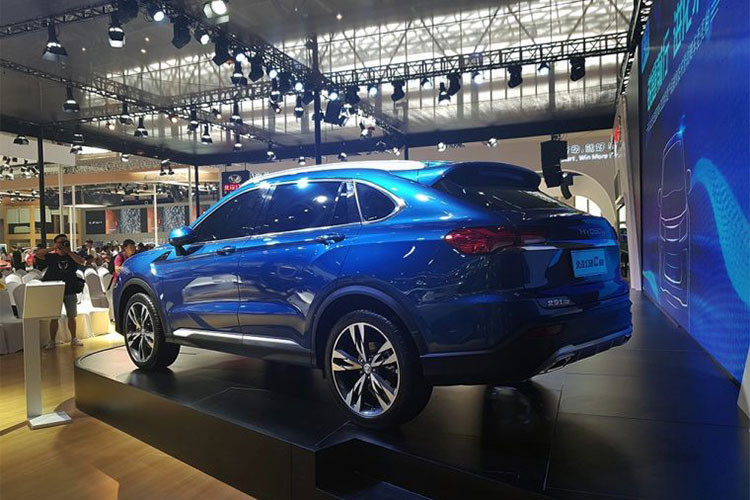 Thông số kỹ thuật của Lamborghini Urus phiên bản "nhái" hiện vẫn được giữ kín. Theo một số tin đồn, mẫu xe Trung Quốc này sẽ dùng động cơ xăng 4 xi-lanh, tăng áp, dung tích 1,5 lít, sản sinh công suất tối đa 150 mã lực. Con số này thấp hơn gấp 4 lần so với công suất tối đa 650 mã lực của Lamborghini Urus chính hãng. Động cơ của Huansu C60 kết hợp với hộp số tự động 8 cấp và hệ dẫn động 4 bánh.