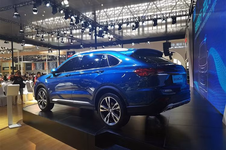 Thông số kỹ thuật của Lamborghini Urus phiên bản "nhái" hiện vẫn được giữ kín. Theo một số tin đồn, mẫu xe Trung Quốc này sẽ dùng động cơ xăng 4 xi-lanh, tăng áp, dung tích 1,5 lít, sản sinh công suất tối đa 150 mã lực. Con số này thấp hơn gấp 4 lần so với công suất tối đa 650 mã lực của Lamborghini Urus chính hãng. Động cơ của Huansu C60 kết hợp với hộp số tự động 8 cấp và hệ dẫn động 4 bánh.