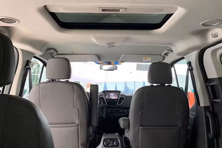 Đối với bản Titanium, ngoài những trang bị tiêu chuẩn trên bản Trend, bản Titanium còn được thương hiệu xe Mỹ tại Việt Nam trang bị hệ thống cảm biến quanh xe, camera lùi, ga tự động và nâng cấp tới 6 túi khí...