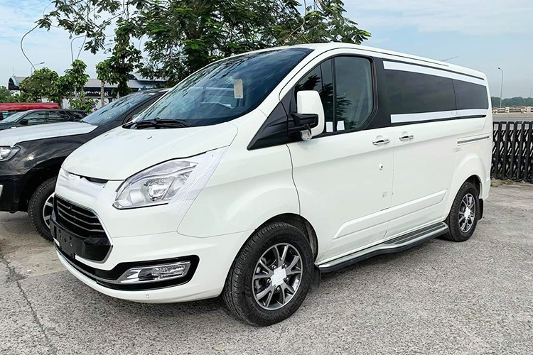 Theo tiết lộ từ một nhân viên tư vấn bán hàng tại đại lý Ford chính hãng, giá xe Ford Tourneo 2019 bản Trend sẽ bán ra từ trên 900 triệu đồng và bản Titanium có giá 1,1 tỷ đồng. Đó là mức giá tạm tính từ đại lý, còn mức giá niêm yết chính thức sẽ được Ford Việt Nam công bố trong buổi lễ ra mắt sắp tới.