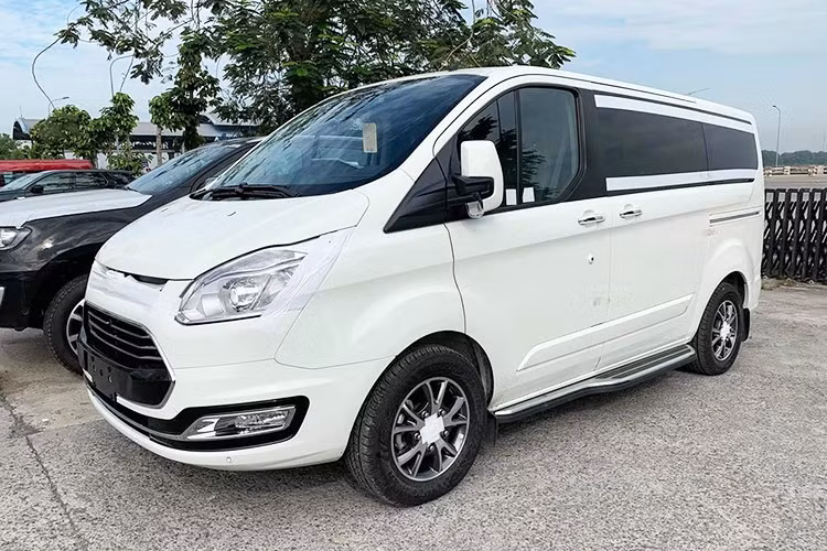 Theo tiết lộ từ một nhân viên tư vấn bán hàng tại đại lý Ford chính hãng, giá xe Ford Tourneo 2019 bản Trend sẽ bán ra từ trên 900 triệu đồng và bản Titanium có giá 1,1 tỷ đồng. Đó là mức giá tạm tính từ đại lý, còn mức giá niêm yết chính thức sẽ được Ford Việt Nam công bố trong buổi lễ ra mắt sắp tới.