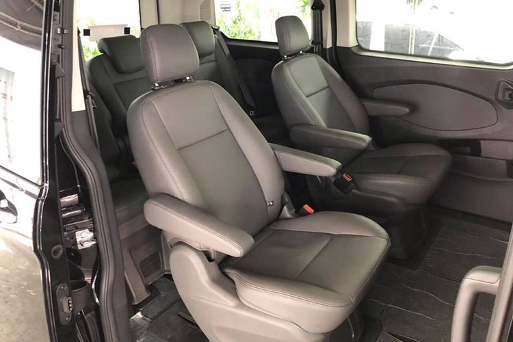 Về truyền động, cả hai phiên bản Ford Tourneo Titanium và Tourneo Trend mới đều được trang bị động cơ 4 xy-lanh 2.0L Ecoboost (tăng áp) cho công suất khoảng 198 mã lực tại 5500 vòng/phút và momen xoắn cực đại 300Nm tại 3.000 vòng/phút, đi kèm hộp số tự động 6 cấp (6AT).