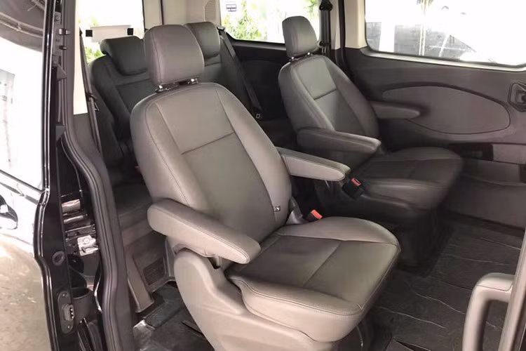 Về truyền động, cả hai phiên bản Ford Tourneo Titanium và Tourneo Trend mới đều được trang bị động cơ 4 xy-lanh 2.0L Ecoboost (tăng áp) cho công suất khoảng 198 mã lực tại 5500 vòng/phút và momen xoắn cực đại 300Nm tại 3.000 vòng/phút, đi kèm hộp số tự động 6 cấp (6AT).