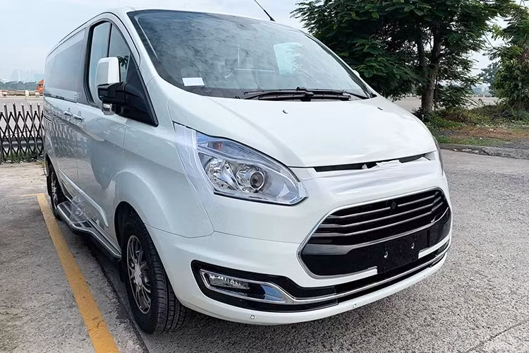 Theo dự đoán, Ford Việt Nam sẽ chính thức giới thiệu mẫu MPV tầm trung Tourneo tới công chúng trong nước tại Triểm lãm Vietnam Motor Show 2019 chuẩn bị diễn ra vào tháng 10 tới, nhằm cạnh tranh trực tiếp với những cái tên lớn như KIA Sedona hay Peugeot Traveller của Thaco.