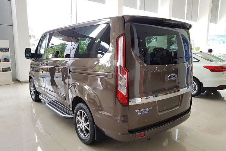 Là một mẫu xe hướng đến nhu cầu chuyên chở gia đình và khách hàng sang trọng, Ford Tourneo hoàn toàn mới được trang bị hệ thống treo khí nén êm ái, hàng ghế thứ 3 được thiết kế linh hoạt với khả năng gập 60/40, ngoài ra có thể tháo rời một cách dễ dàng để chuyên chở hàng hoá hoặc vật dụng với kích thước lớn.
