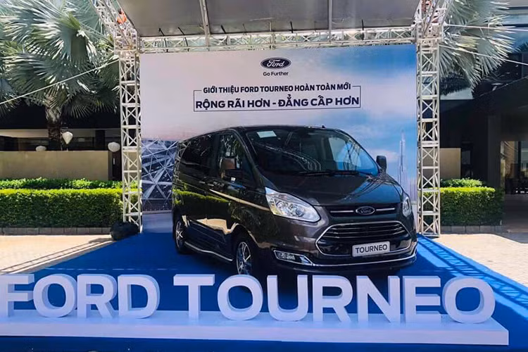 Thời gian gần đây trên hầu hết các đại lý của Ford Việt Nam trên toàn quốc đều đã bắt đầu trưng bày mẫu xe MPV Ford Tourneo mới để khách hàng có thể tới tham quan và đặt cọc trước. Theo tiết lộ từ một nhân viên tư vấn bán hàng, Tourneo sẽ được phân phối với 2 phiên bản.
