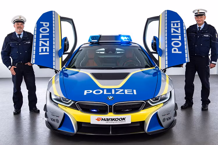 Được biết, công ty độ xe AC Schnitzer đã lựa chọn mẫu xe thể thao plug-in hybrid BMW i8 Roadster làm phương tiện chiến dịch và thực hiện rất nhiều thay đổi cực kỳ bất ngờ cho mẫu xe đình đám này.