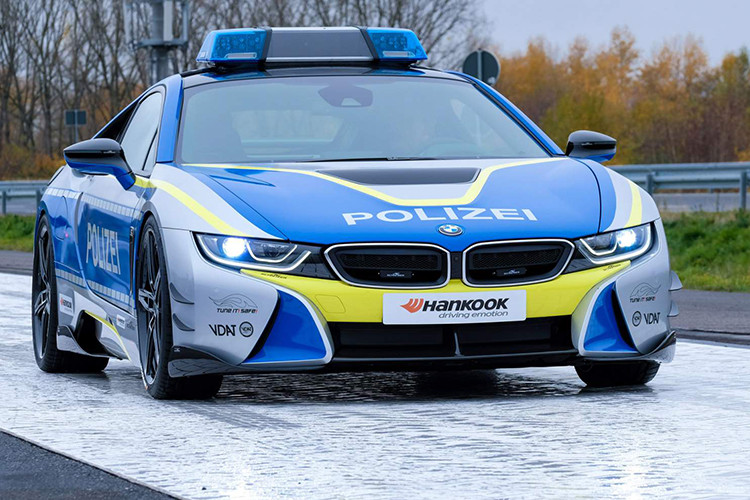 Bên trong, chiếc BMW i8 Roadster độ khủng này được nhận nâng cấp nhẹ như lẫy chuyển số và chân ga bằng nhôm, thậm chí vỏ bọc bộ điều khiển xoay iDrive cũng được làm bằng chất liệu tương tự. Không rõ chiếc xe độ có hiệu suất ra sao, nhưng ngay trong bộ dạng xuất xưởng, i8 sẽ có thể gia tốc từ 0-100 km/h trong khoảng 4 giây.