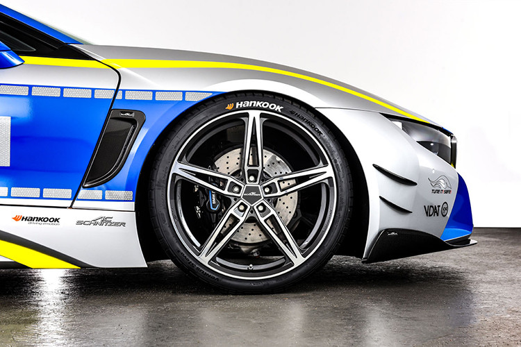 Xe cảnh sát BMW i8 đặc biệt còn được nhận bộ la-zăng nhẹ cân AC1 21-inch giúp giảm bớt 4,4 kg mỗi bánh. Kết quả của việc giảm cân, AC Schnitzer khẳng định động lực bên của i8 độ đã tăng lên.