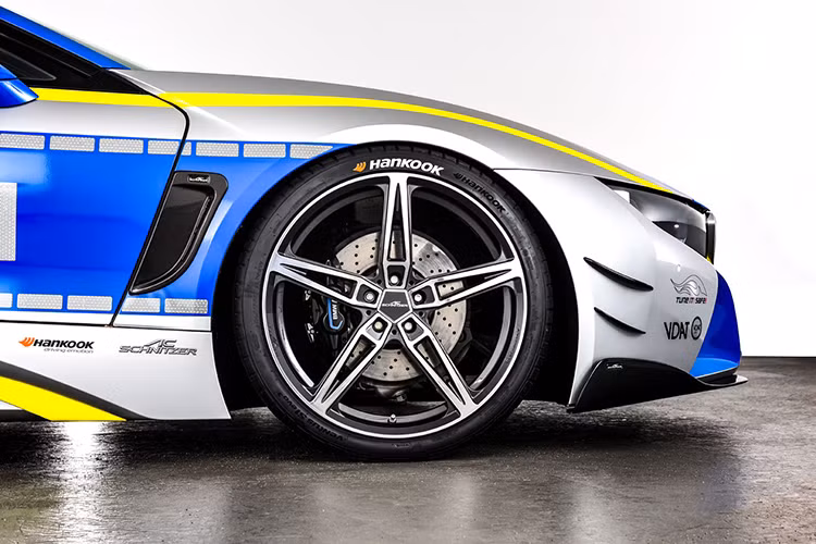 Xe cảnh sát BMW i8 đặc biệt còn được nhận bộ la-zăng nhẹ cân AC1 21-inch giúp giảm bớt 4,4 kg mỗi bánh. Kết quả của việc giảm cân, AC Schnitzer khẳng định động lực bên của i8 độ đã tăng lên.