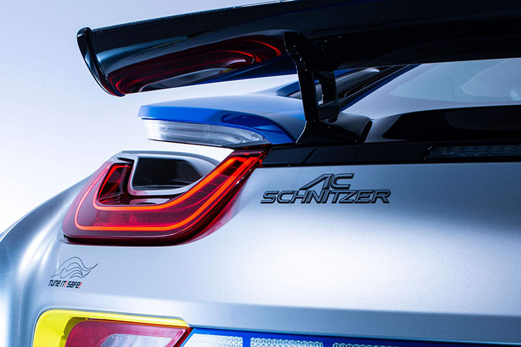 Hơn nữa, công ty độ xe Đức còn lắp đặt một bộ kit tăng cường khí động học được chế tạo hoàn toàn bằng chất liệu carbon. Ở phía trước, siêu xe BMW i8 Roadster có nhiều chi tiết cánh gió như một cánh gió trung tâm, cánh gió ở bên cạnh của tấm cản va, cũng như nắp capô.