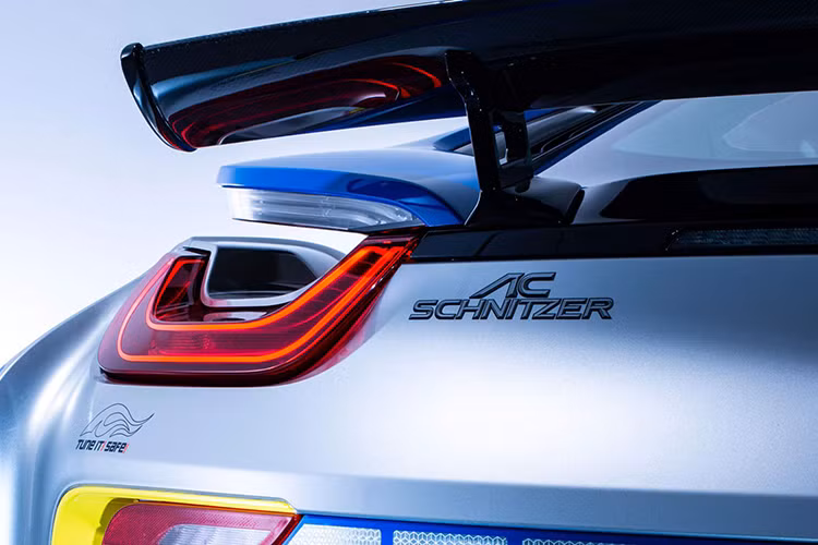 Hơn nữa, công ty độ xe Đức còn lắp đặt một bộ kit tăng cường khí động học được chế tạo hoàn toàn bằng chất liệu carbon. Ở phía trước, siêu xe BMW i8 Roadster có nhiều chi tiết cánh gió như một cánh gió trung tâm, cánh gió ở bên cạnh của tấm cản va, cũng như nắp capô.