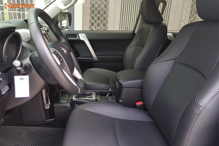 Bên cạnh các trang bị tiện ích nguyên bản như hệ thống giải trí DVD 1 đĩa tương thích các định dạng video MP4, WMV, đi kèm kết nối USB và AUX, xe còn sở hữu hệ thống âm thanh 9 loa với bộ giả lập 5.1, hệ thống điều hòa 3 vùng tự động với cửa gió cho cả 3 hàng ghế…