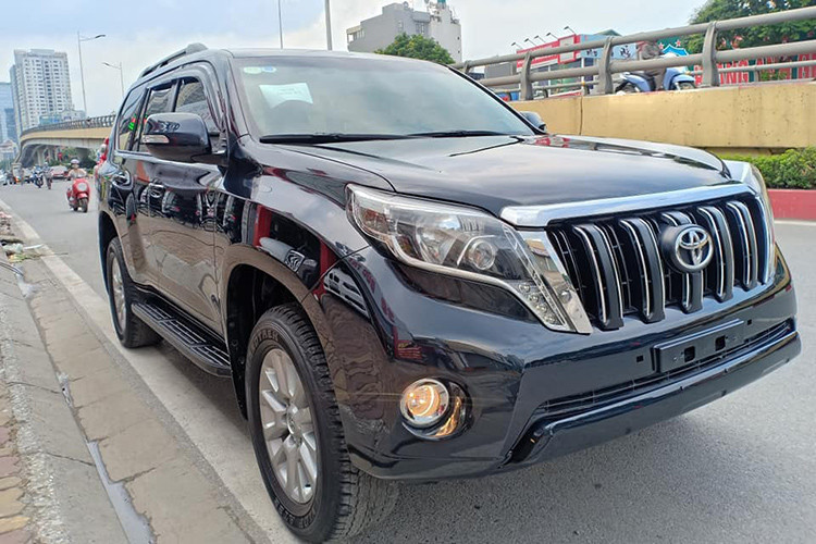 Mẫu xe Toyota Land Cruiser Prado được đưa về Việt Nam dưới dạng xe nhập khẩu nguyên chiếc. Ngoài một số được đưa về các đại lý tư nhân, xe cũng được bán chính hãng từ phía Toyota Việt Nam nhưng doanh số khá thấp do kén người dùng bởi thiết kế không đổi và giá thành khá cao.