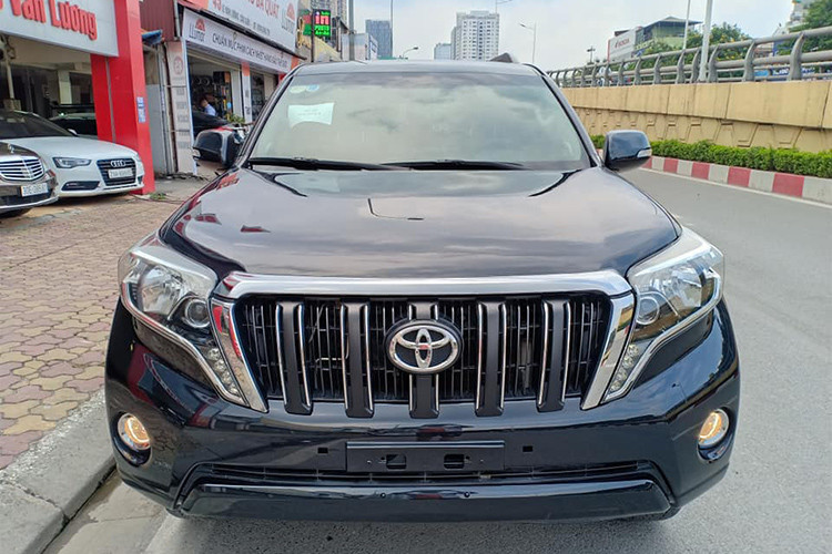 Tại thời điểm ra mắt vào cuối năm 2015, giá xe Toyota Land Cruiser Prado TXL được niêm yết chính hãng là 2,192 tỷ đồng. Sau khoảng 3 năm sử dụng và đi được khoảng hơn 40.000 km, chiếc xe Cruiser Prado đời cũ này hiện đang được chào bán với giá 1,95 tỷ đồng. Đây được xem là mẫu xe khá giữ giá tại thị trường Việt Nam.
