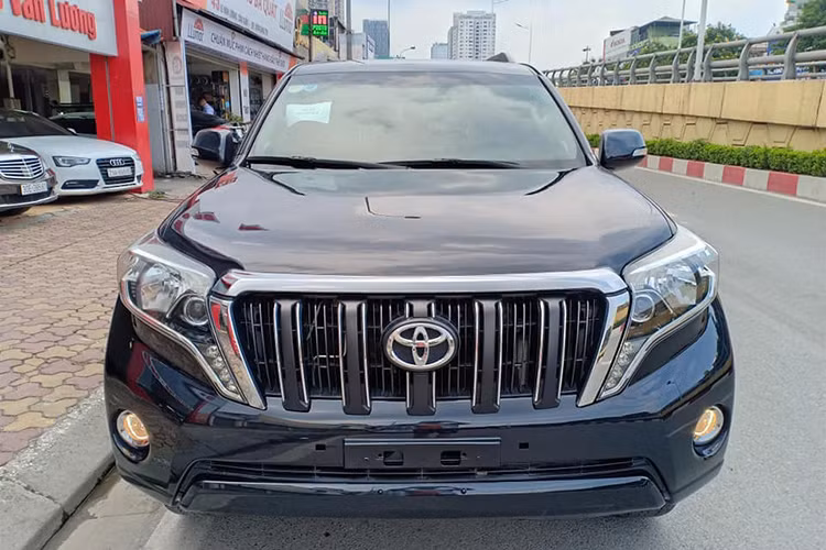 Tại thời điểm ra mắt vào cuối năm 2015, giá xe Toyota Land Cruiser Prado TXL được niêm yết chính hãng là 2,192 tỷ đồng. Sau khoảng 3 năm sử dụng và đi được khoảng hơn 40.000 km, chiếc xe Cruiser Prado đời cũ này hiện đang được chào bán với giá 1,95 tỷ đồng. Đây được xem là mẫu xe khá giữ giá tại thị trường Việt Nam.